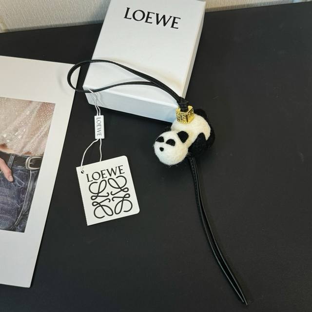 罗意威Loewe 毛毡和牛皮革熊猫挂饰 挂件 颜色: 黑色 白色 毛毡制成的熊猫挂饰，连接有牛皮革环带和 Anagram 骰子 采用进口小牛皮 可挂于包包，其萌
