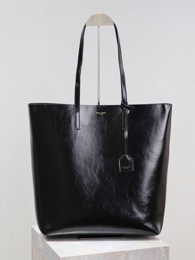 顶级原单 新颜色 黑色油蜡皮_ shopping tote bag_竖款购物袋 非常简约性冷淡风的一个系列，进口南非牛皮，内里配有一个手拿袋，可拆卸，它的特点就