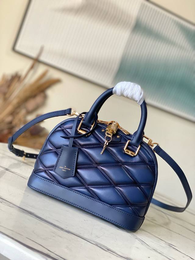 头层皮 顶级原单 M23666 蓝色 Nicolas Ghesquiere为旅行箱的经典菱形好健图案泼酒色彩，设计出这款色彩斑斓的Alma BB手袋。取材羊皮革