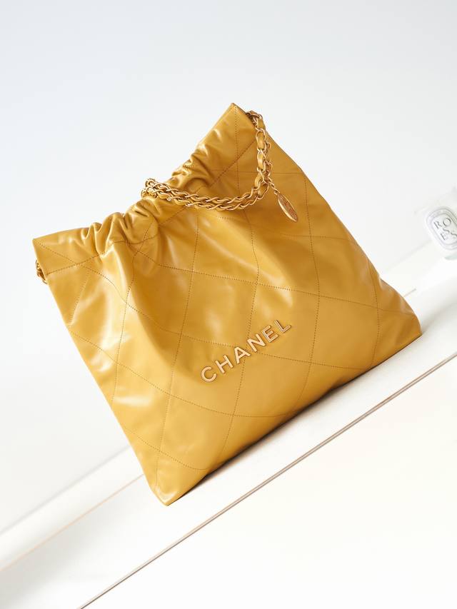 2023A春夏火爆22 bag购物袋本季最火最值得入手的系列，它的名字叫22 bag，小香凡是以数字命名的都必火爆也一定会成为经典超级时尚和大气，非常好搭配，那