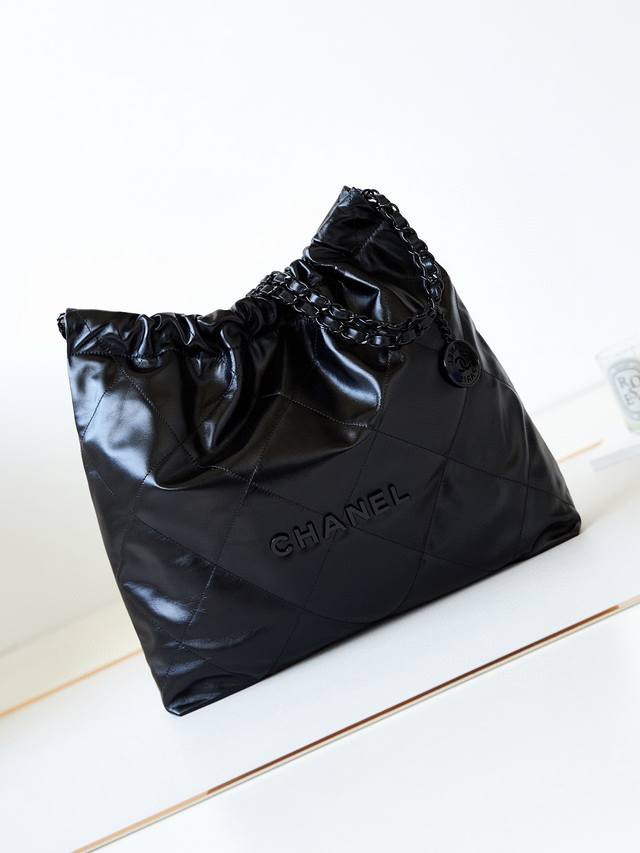 春夏火爆22 bag购物袋本季最火最值得入手的系列，它的名字叫22 bag，小香凡是以数字命名的都必火爆也一定会成为经典超级时尚和大气，非常好搭配，那就对啦背上