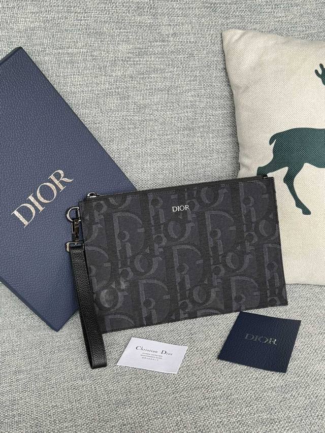A4系列手拿包提花料大字两个颜色 蓝色 黑色 handbag 编号:2ESCA491 中号 YSE_H03E 尺寸：29.5*19cm 正面饰以Dior标志，点