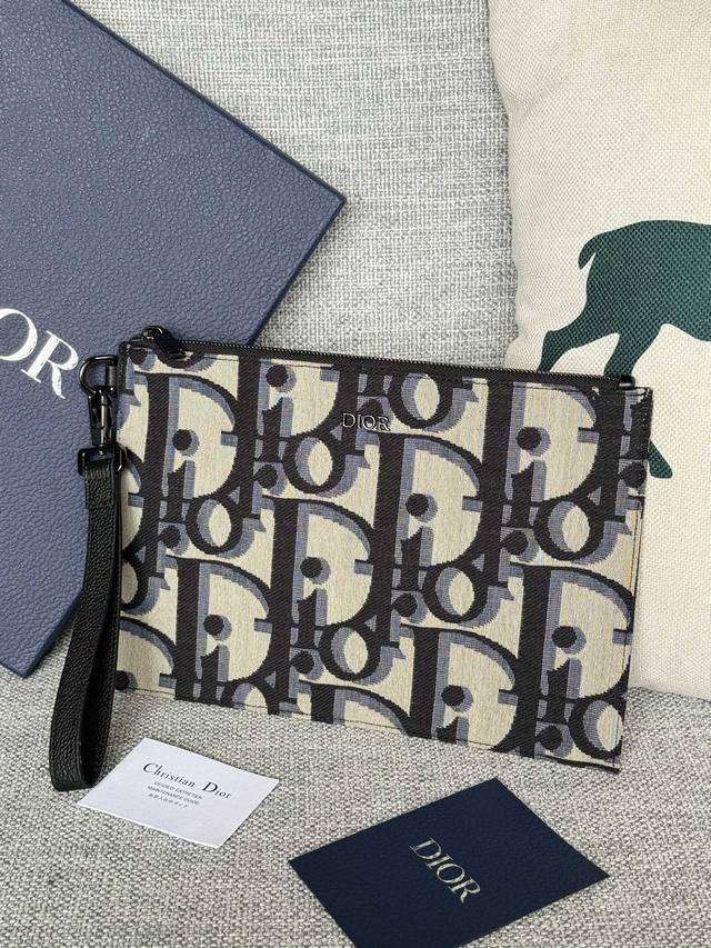 A4系列手拿包提花料大字两个颜色 蓝色 黑色 handbag 编号:2ESCA491 中号 YSE_H03E 尺寸：29.5*19cm 正面饰以Dior标志，点