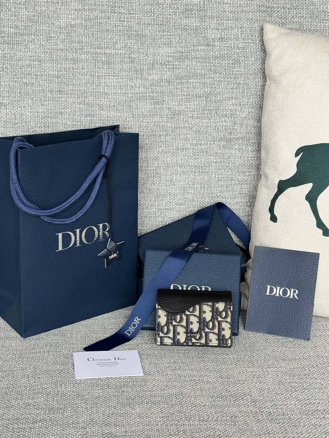 DIOR CD 马鞍名片夹尺寸：尺寸:10x6.8x1.2厘米 长x高x宽 可收纳银行卡 黑色细工镶嵌粒面牛皮革搭配 编号:2ADCH166YKS_H05E 编