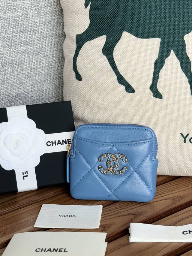 chanel 新品到货很实用的一款零钱包、 采用小羊皮制作，简约大方 小巧可爱的 mini 包 拿在手里 简直太美了 nice 卡位也多内空间也大 尺寸11-9