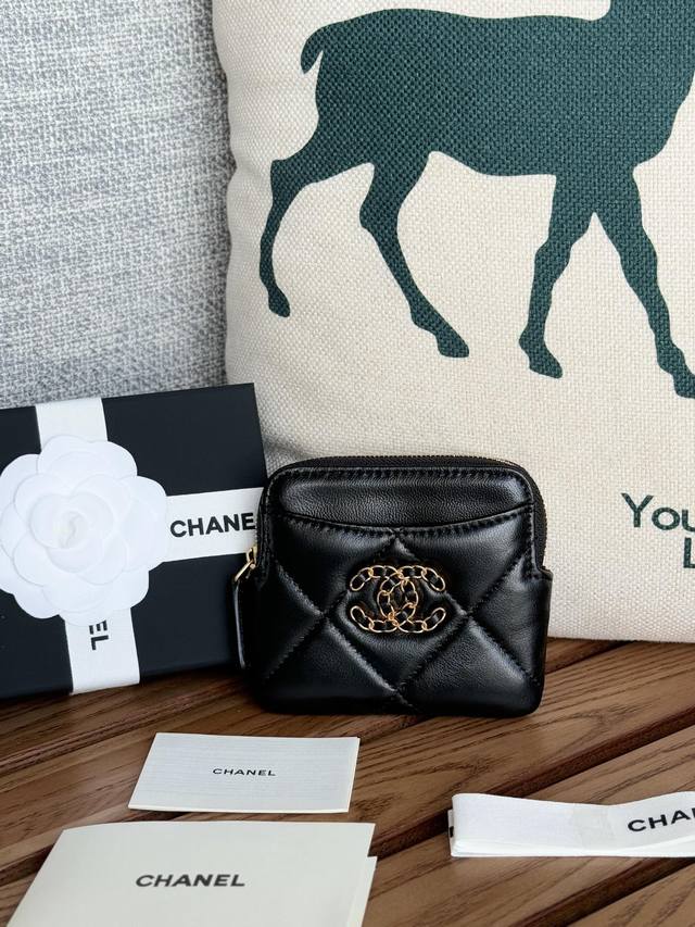 chanel 新品到货很实用的一款零钱包、 采用小羊皮制作，简约大方 小巧可爱的 mini 包 拿在手里 简直太美了 nice 卡位也多内空间也大 尺寸11-9