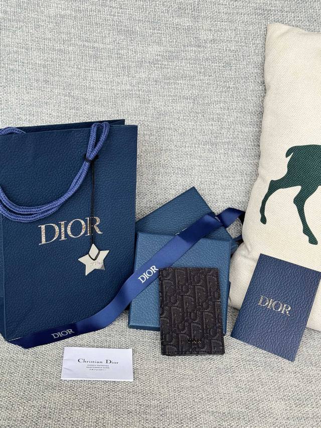 Dior枪色五金男士新款双折卡夹 采用Oblique 印花放入口袋。型号2ESCH138 尺寸8.2x11.2 请认准629工厂面料和黑色牛皮革精心制作，彰显D