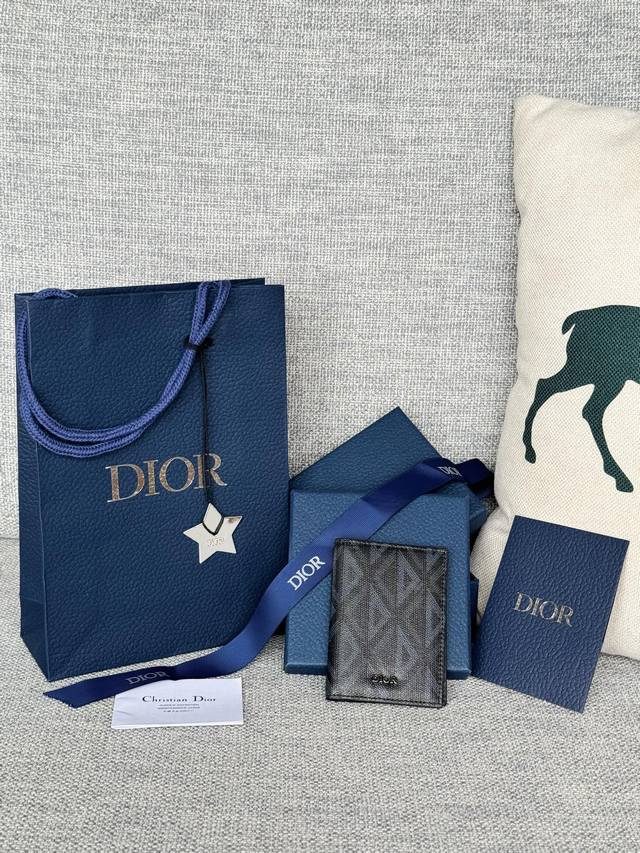 Dior男士新款双折卡夹 采用Oblique 印花放入口袋。型号2ESCH138 尺寸8.2x11.2 请认准629工厂面料和黑色牛皮革精心制作，彰显Dior的