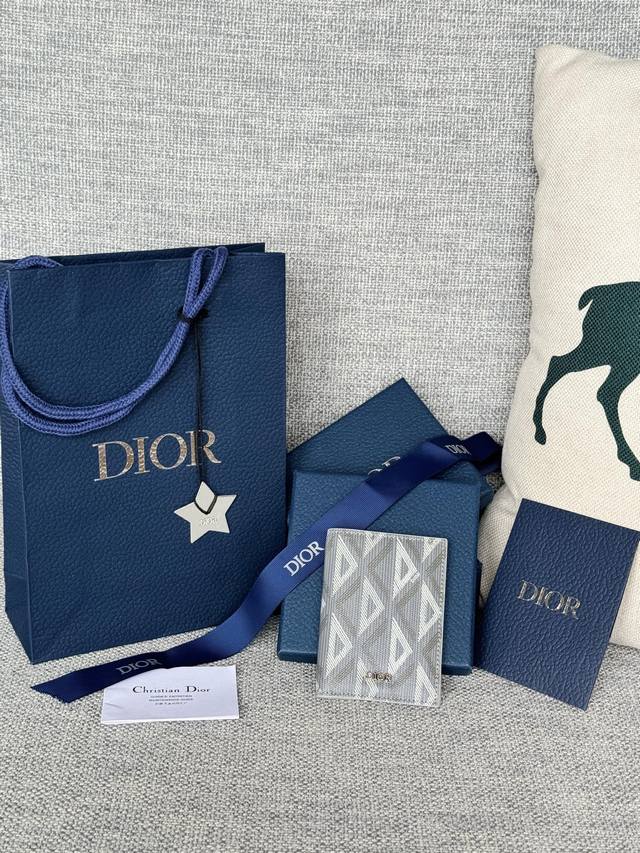 Dior男士新款双折卡夹 采用Oblique 印花放入口袋。型号2ESCH138 尺寸8.2x11.2 请认准629工厂面料和黑色牛皮革精心制作，彰显Dior的