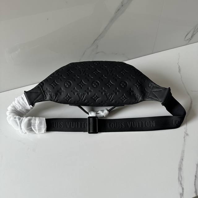 M47058 本款 Rush 腰包以 Monogram Shadow 牛皮革塑造贴身构型，其拉链前袋方便取放手机、钥匙和卡片。可调节背带通过滑钩束紧，轻松实现系