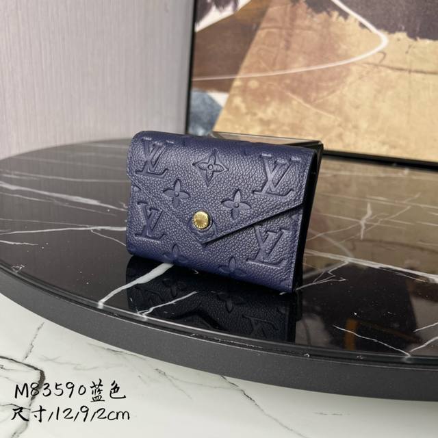 M83590蓝色 钱夹采用奢华的压纹皮革制作，风格时尚，而极为实用的设计确保信用卡与私人财物安全存放、取用便捷。尺寸：12X9cm。 - 点击图像关闭