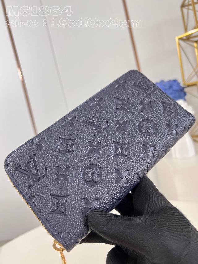 顶级原单 独家实拍 M61864深蓝压花 這款zippy拉鏈錢包以Monogram Empreinte柔軟粒面壓花牛皮綴以品牌經典Monogram圖案製造，打造