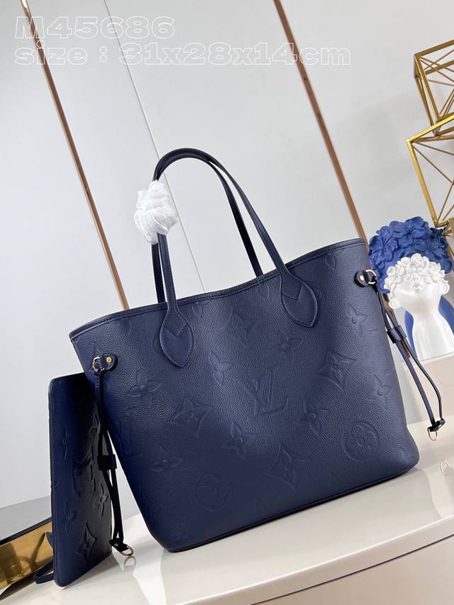 顶级原单 独家实拍 M45686深蓝压花 本款 Neverfull 中号手袋取材 Monogram Empreinte 粒面皮革，搭配微纤维内衬和金属件。收紧或