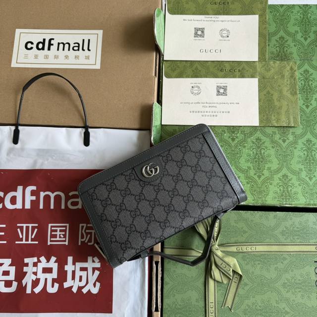 配全套原厂绿盒包装 Ophidia系列GG旅行包。小件旅行配饰仍是Gucci皮具甄选中不可或缺的一大亮点，潜心致敬品牌的奢侈旅行本源。源自品牌创始人Guccio