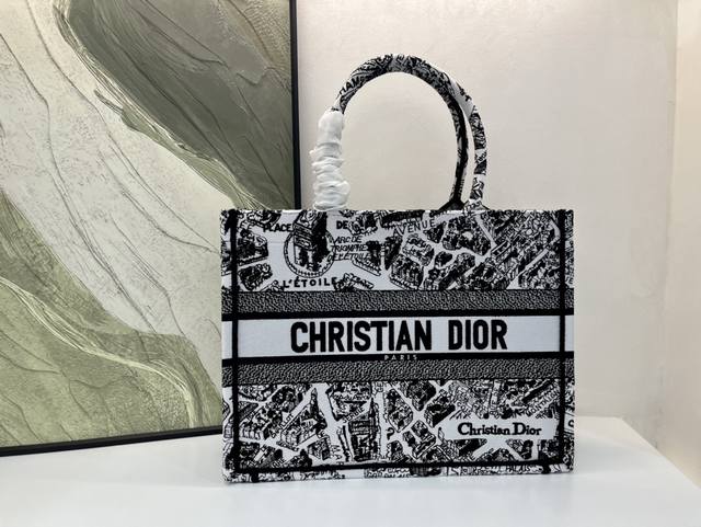 原单质量 巴黎地图中号Book Tote 手袋由 Dior 女装创意总监玛丽亚 嘉茜娅 蔻丽 Maria Grazia Chiuri 设计，是体现 Dior 美
