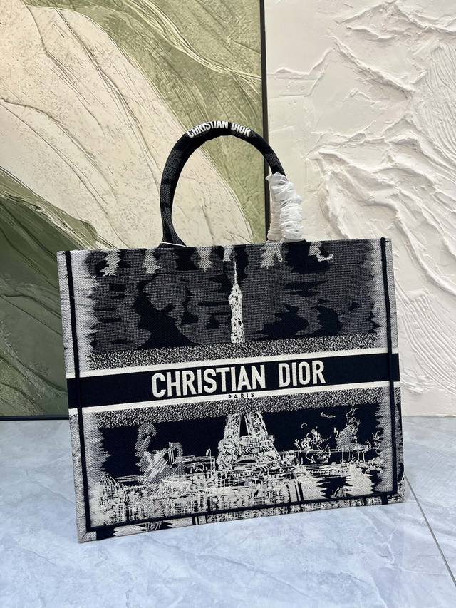 原单质量 铁塔大号Book Tote 手袋由 Dior 女装创意总监玛丽亚 嘉茜娅 蔻丽 Maria Grazia Chiuri 设计，是体现 Dior 美学的