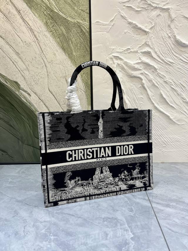 原单质量 铁塔中号Book Tote 手袋由 Dior 女装创意总监玛丽亚 嘉茜娅 蔻丽 Maria Grazia Chiuri 设计，是体现 Dior 美学的