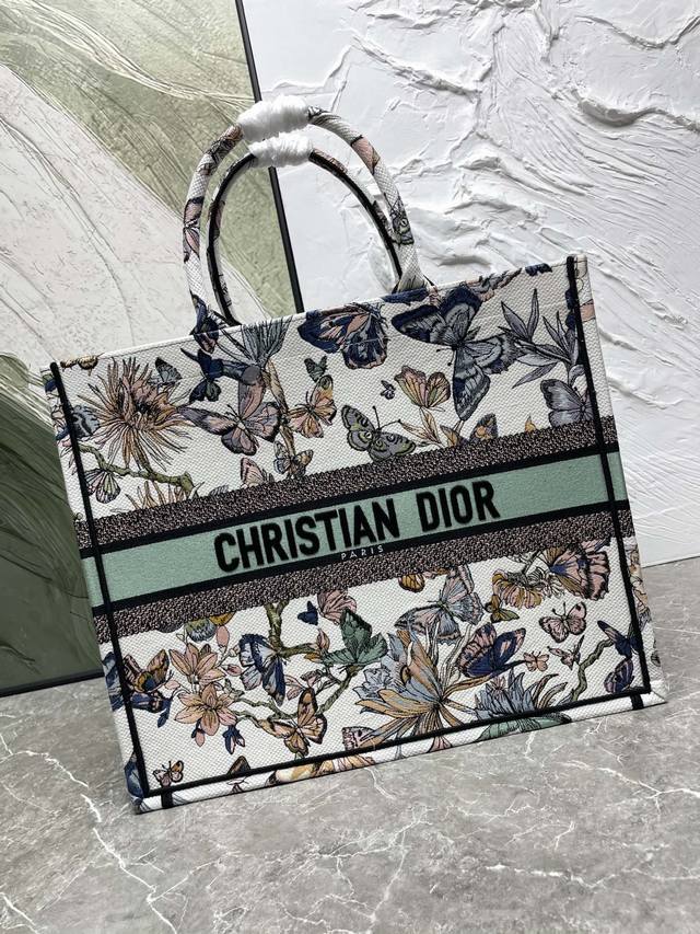 原单品质 织带蝴蝶大号Book Tote 手袋由 Dior 女装创意总监玛丽亚 嘉茜娅 蔻丽 Maria Grazia Chiuri 设计，是体现 Dior 美