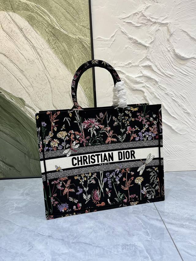 原单品质 繁花蜻蜓大号Book Tote 手袋由 Dior 女装创意总监玛丽亚 嘉茜娅 蔻丽 Maria Grazia Chiuri 设计，是体现 Dior 美