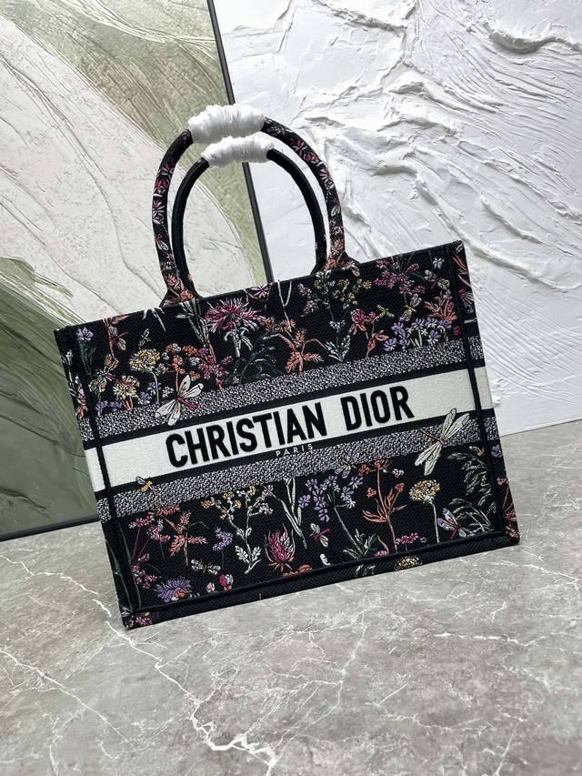 原单品质 繁花蜻蜓中号Book Tote 手袋由 Dior 女装创意总监玛丽亚 嘉茜娅 蔻丽 Maria Grazia Chiuri 设计，是体现 Dior 美
