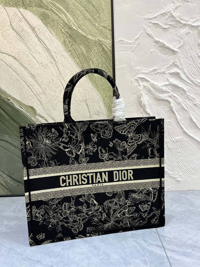 原单质量 蝴蝶大号Book Tote 手袋由 Dior 女装创意总监玛丽亚 嘉茜娅 蔻丽 Maria Grazia Chiuri 设计，是体现 Dior 美学的