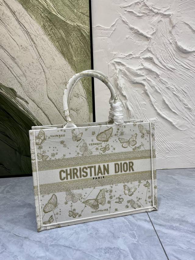 原单质量 蝴蝶系列Book Tote 手袋由 Dior 女装创意总监玛丽亚 嘉茜娅 蔻丽 Maria Grazia Chiuri 设计，是体现 Dior 美学的