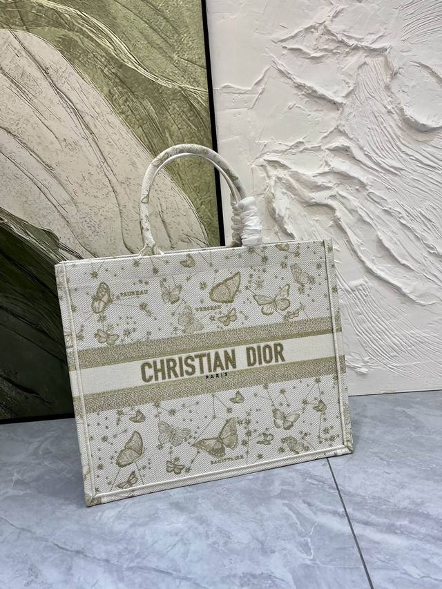 原单质量 蝴蝶大号Book Tote 手袋由 Dior 女装创意总监玛丽亚 嘉茜娅 蔻丽 Maria Grazia Chiuri 设计，是体现 Dior 美学的