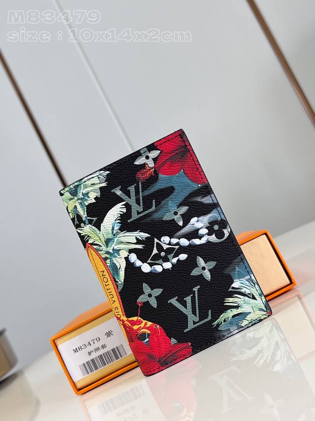 批 顶级原单 独家实拍 M83479绿 本款护照套取材 Monogram Surfin’ 涂层帆布，以缤纷热带印花交叠繁复图案，洋溢浓郁夏日气息。卡片夹层和开放