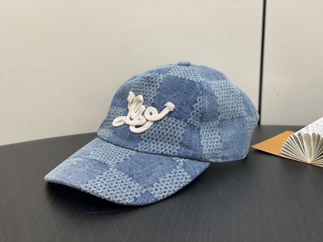 出厂价 顶级原单 M7534M蓝色格子 丹宁牛仔帽子系列 当季新款 Damier Denim 3D 帽子 Damier Denim 3D 棒球帽取材丹宁布，以清