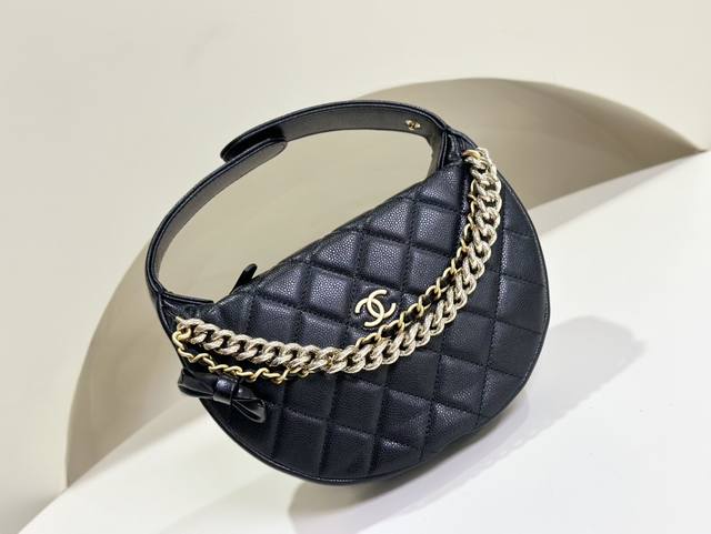 Chanel 24Ss新款呼啦圈包 太适合搭配的一只小手包啦 荔枝牛皮 轻巧容量也不错！尺寸:18X17X8Cm A P3943 配全套包装