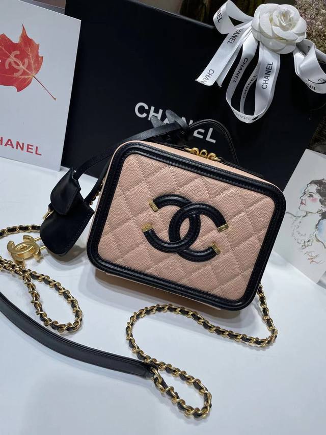 Chanel 93341化妆包 别具一格的设计理念 立体感logo原厂鱼子酱牛皮配戴厚实纯钢轻纱金锁头和钥匙分开两个挂件 大大的提升整个包的上身效果非常赞17