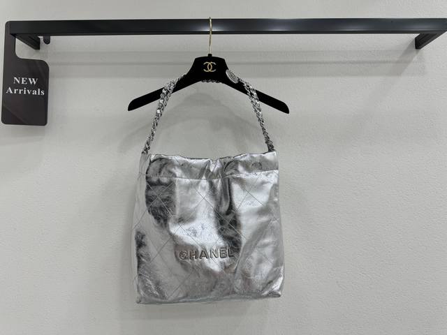 As3260 Chanel 22 Bag 垃圾袋 亮面牛皮 本季最火最值得入手的系列，它的名字叫22 Bag，小香凡是以数字命名的都必火爆 也一定会成为经典 超