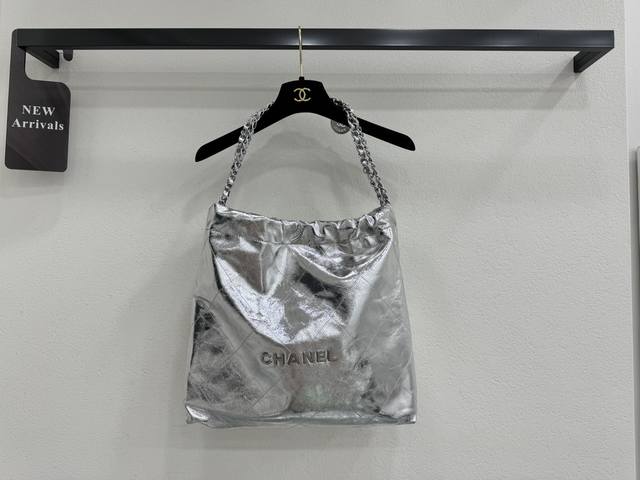 As3261 Chanel 22 Bag 垃圾袋 亮面牛皮 本季最火最值得入手的系列，它的名字叫22 Bag，小香凡是以数字命名的都必火爆 也一定会成为经典 超