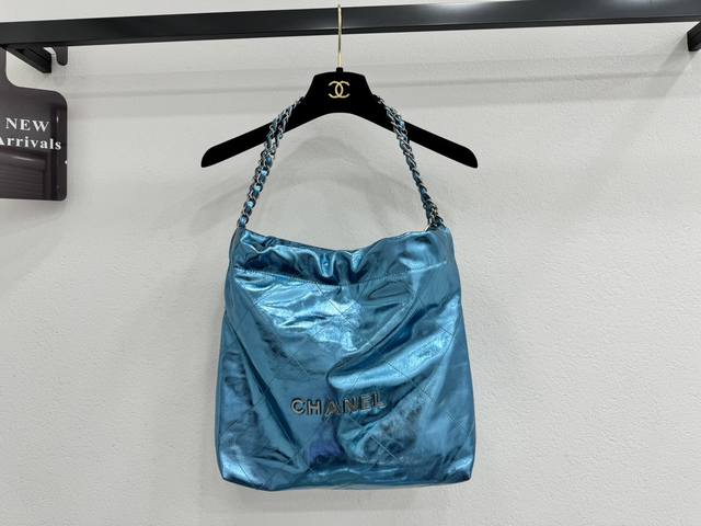 As3260 Chanel 22 Bag 垃圾袋 亮面牛皮 本季最火最值得入手的系列，它的名字叫22 Bag，小香凡是以数字命名的都必火爆 也一定会成为经典 超