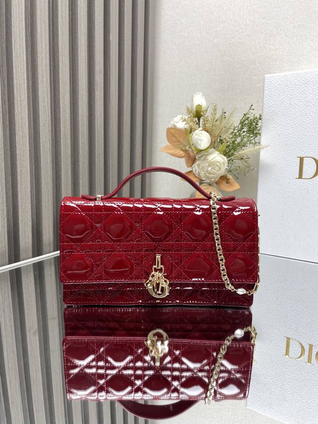 正品级 Lady Dior 珍珠手拿包 红色漆皮 这款手拿包是本季新品顶部搭配手柄，优雅实用，令 Lady Dior 系列更加丰富。采用黑色羊皮革精心制作，饰以