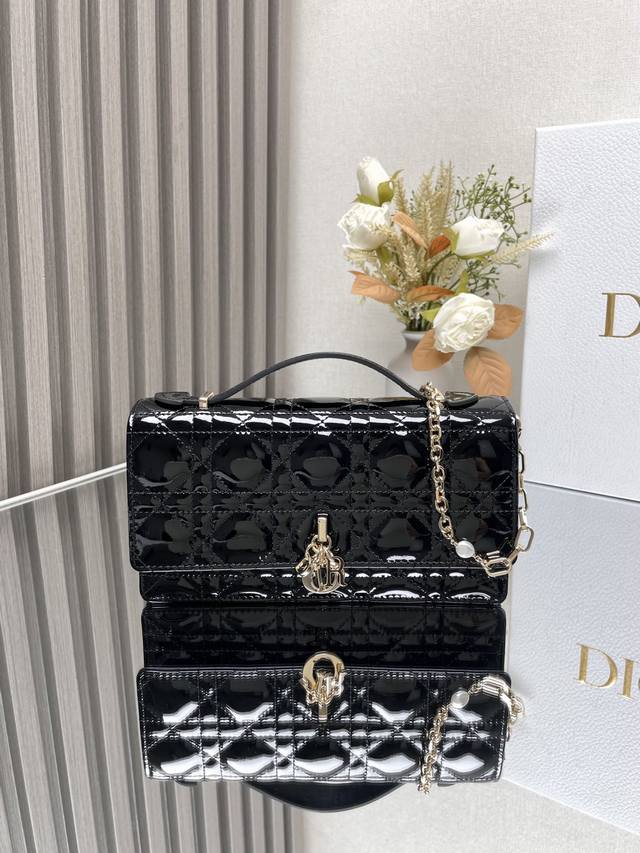 正品级 Lady Dior 珍珠手拿包 黑色漆皮 这款手拿包是本季新品顶部搭配手柄，优雅实用，令 Lady Dior 系列更加丰富。采用黑色羊皮革精心制作，饰以