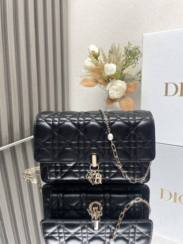 正品级 ，高版本 Dior新款 这款 Lady Dior 手拿包设计精巧，空间宽敞。采用黑色羊皮革精心制作，饰以藤格纹缉面线，点缀以“D.I.O.R.”吊饰，彰