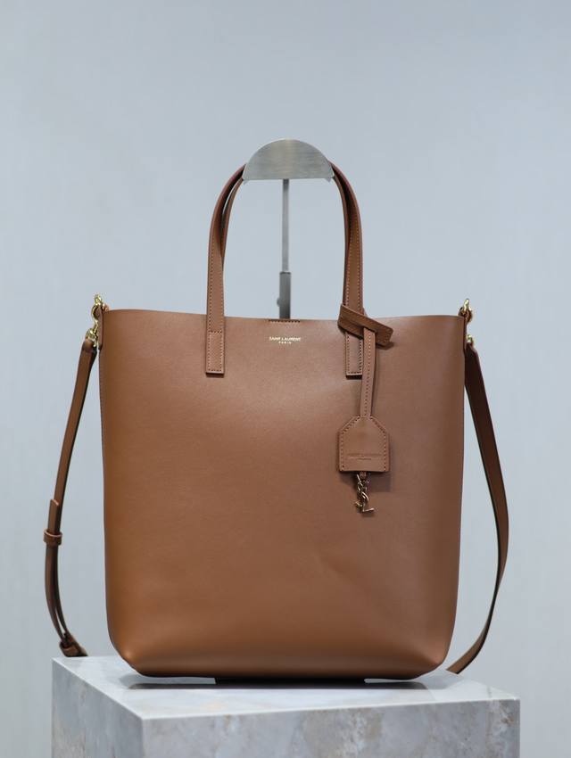 正品级 Shopping Tote Bag_竖款购物袋 配肩带款 简约低调的纯色购物袋，搭配金属logo挂件，整体包袋非常轻便。可单肩 斜挎 手提，超级实用的款