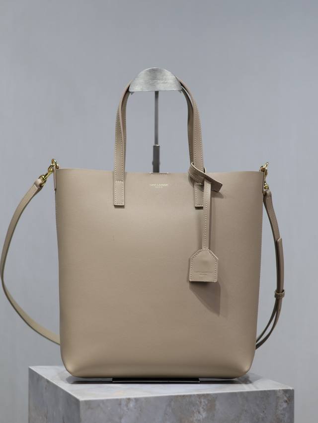 正品级 Shopping Tote Bag_竖款购物袋 配肩带款 简约低调的纯色购物袋，搭配金属logo挂件，整体包袋非常轻便。可单肩 斜挎 手提，超级实用的款