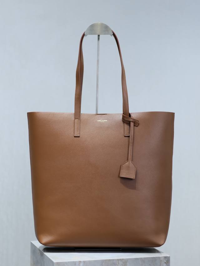 正品级 新颜色 焦糖色_ Shopping Tote Bag_竖款购物袋 非常简约性冷淡风的一个系列，进口南非牛皮，内里配有一个手拿袋，可拆卸，它的特点就是容量