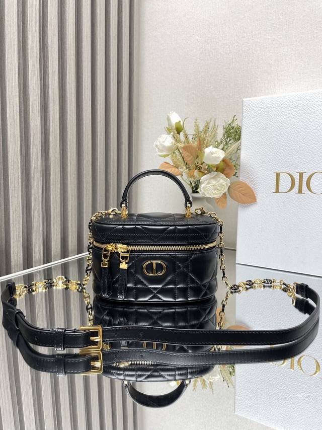 正品级 Dior新款30 Montaigne 迷你 Vanity 手袋 黑色羊皮 这款 30 Montaigne 迷你 Vanity 手袋设计精巧，兼具实用功能
