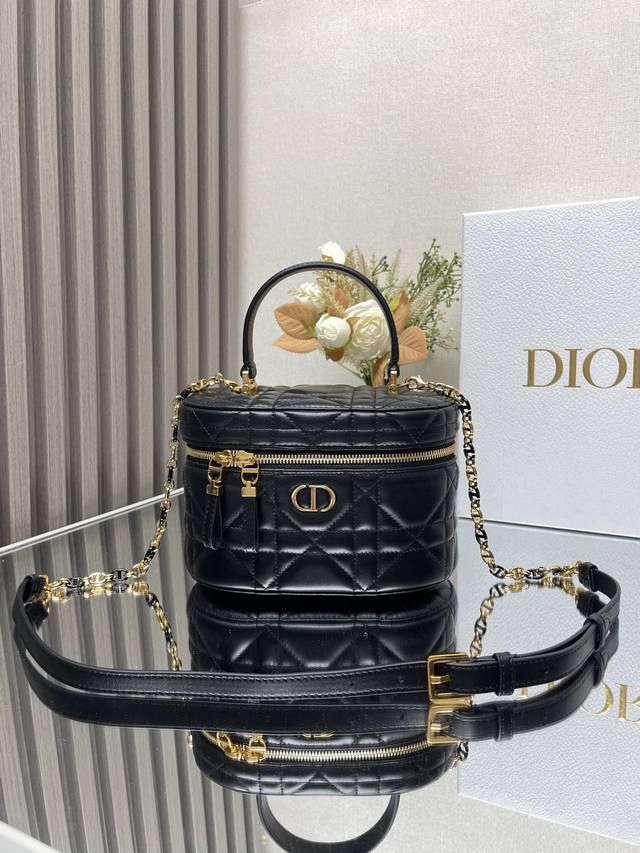 正品级 Dior新款30 Montaigne 小号 Vanity 手袋 黑色羊皮 这款 30 Montaigne 小号 Vanity 手袋设计精巧，兼具实用功能
