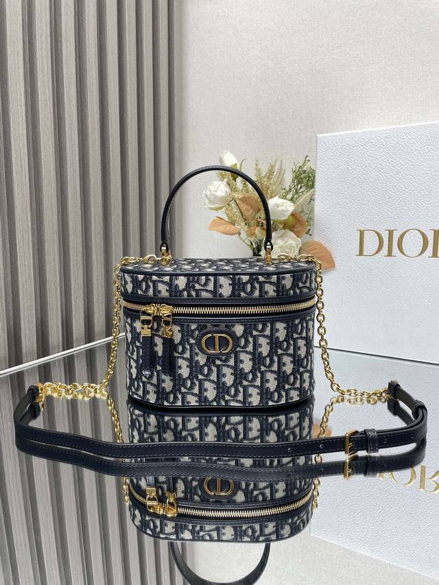 正品级 Dior新款30 Montaigne 小号 Vanity 手袋 蓝布 这款 30 Montaigne 小号 Vanity 手袋设计精巧，兼具实用功能与高