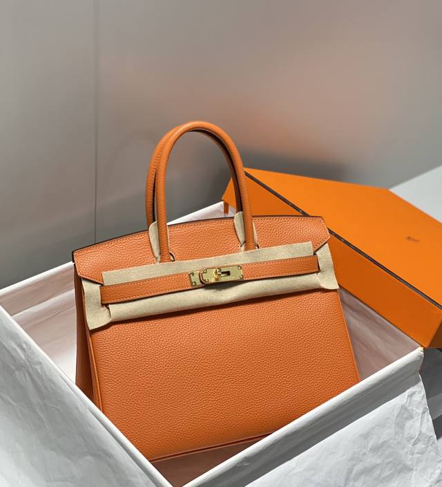 正品级 B 爱马仕橙 相信就算对时尚不感兴趣的人都应该知道birkin Bag铂金包的大名. 而在众多奢侈品包包中，出镜最高频率，也最亮眼的就是爱马仕的铂金包