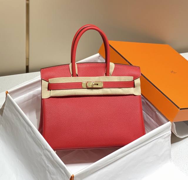 正品级 B 中国红 相信就算对时尚不感兴趣的人都应该知道birkin Bag铂金包的大名. 而在众多奢侈品包包中，出镜最高频率，也最亮眼的就是爱马仕的铂金包
