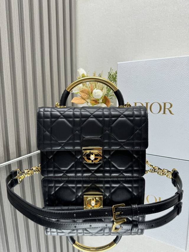 正品级 ，高版本 新款大号 Dior Ange 手袋 黑色 这款 Dior Ange 手袋是二零二四秋季成衣系列新品，以优雅时尚的美学风格开启 Dior 的全新