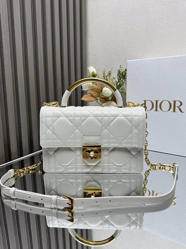 正品级 ，高版本 新款大号 Dior Ange 手袋 白色 这款 Dior Ange 手袋是二零二四秋季成衣系列新品，以优雅时尚的美学风格开启 Dior 的全新 - 点击图像关闭