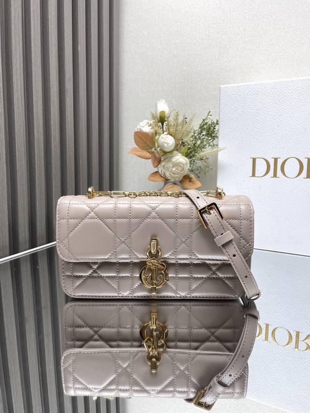 正品级 Dior迪奥顶级原单 砖柜最新miss Daisy链条包new标志性超大藤纹格，经典 的字母吊