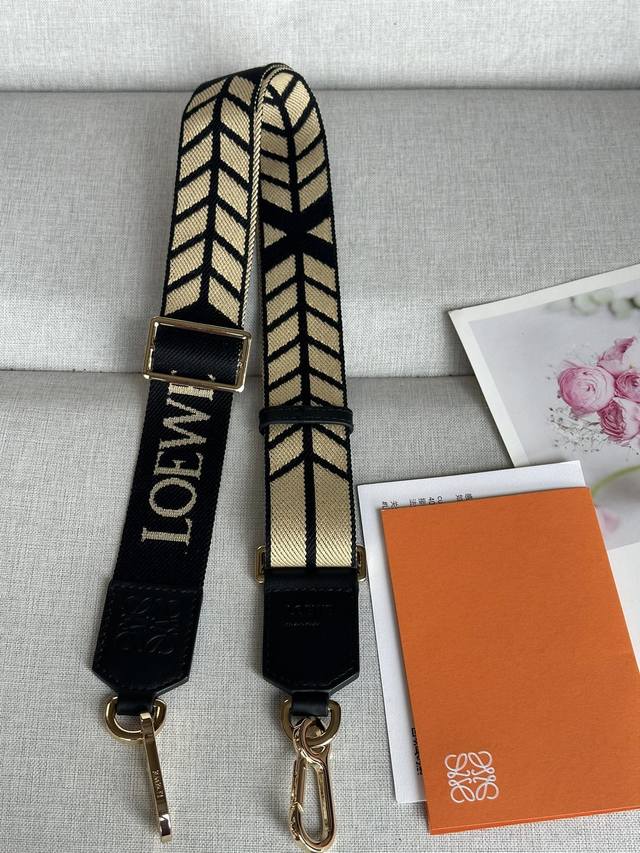 原厂皮 新品 Loewe 人字纹织带1667B 颜色: 自然色 黑色 可拆卸织带，饰有混合 Loewe 标志和双色人字纹图案。 4 厘米宽 可拆卸可调节 最长可