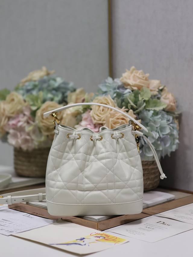 正品级 ，高版本 中号 Dior Jolie 水桶包 白色 这款 Dior Jolie 水桶包是二零二四秋季成衣系列新品，彰显时尚风范。采用白色牛皮革精心制作，